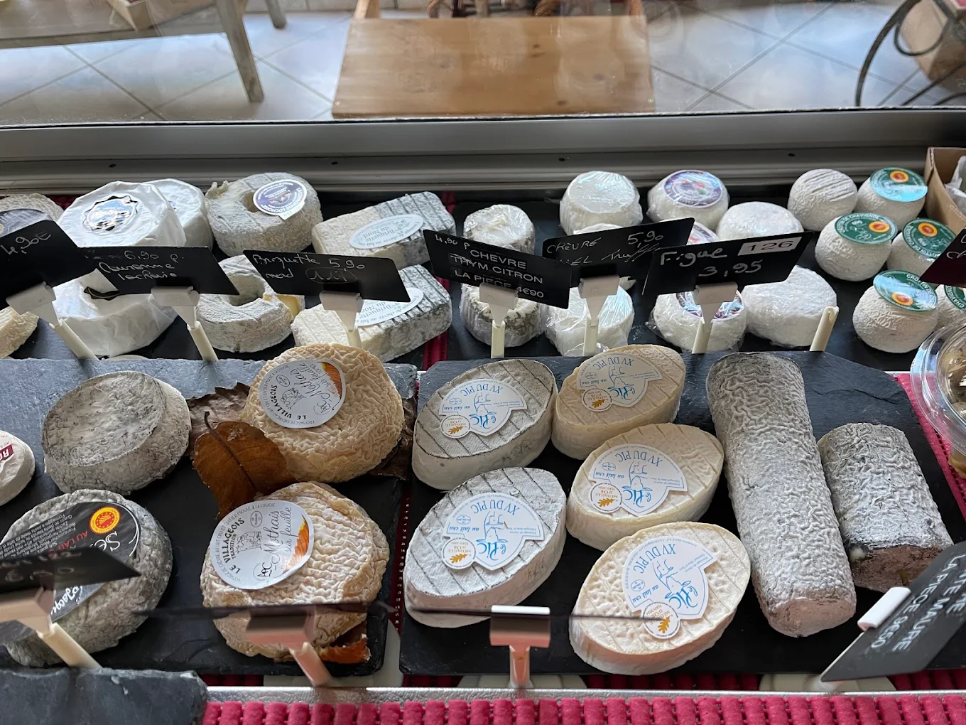 Vitrine de fromages fermiers de La Ferme des 3 Forêts