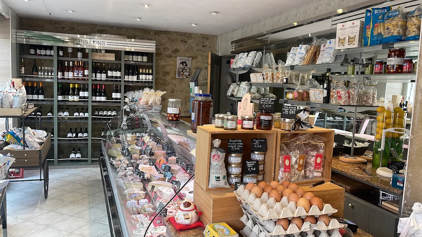 Rayons d'épicerie fine : rillettes, confitures, miels