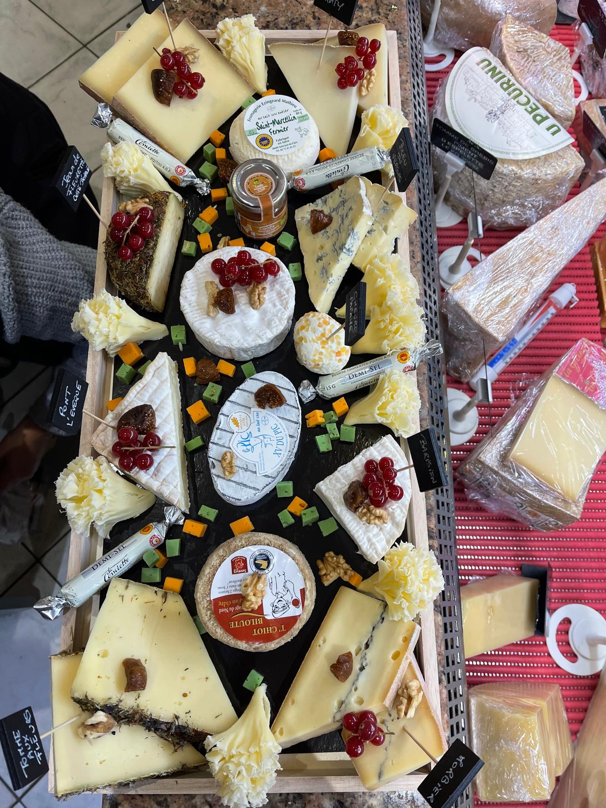 Plateau de fromages emballé cadeau